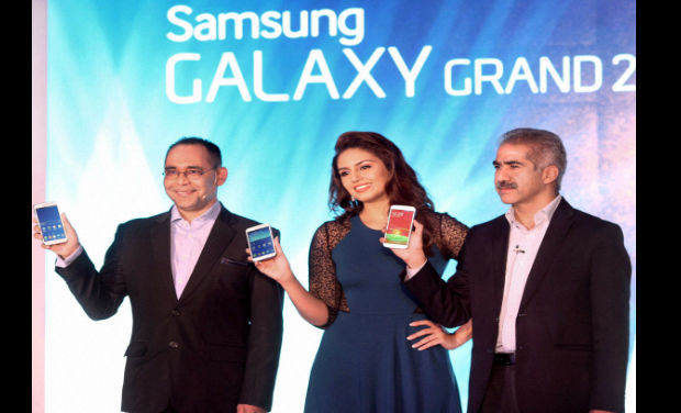 Huma Qureshi with Vineet Taneja, Country Head, Mobile and IT, Samsung India and Manu Sharma Director, Samsung India Mobile, at the launch of the company's new smartphone 'Galaxy grand 2' in Mumbai on Monday. - AP Huma Qureshi with Vineet Taneja, Country Head, Mobile and IT, Samsung India and Manu Sharma Director, Samsung India Mobile, at the launch of the company's new smartphone 'Galaxy grand 2' in Mumbai on Monday. - AP